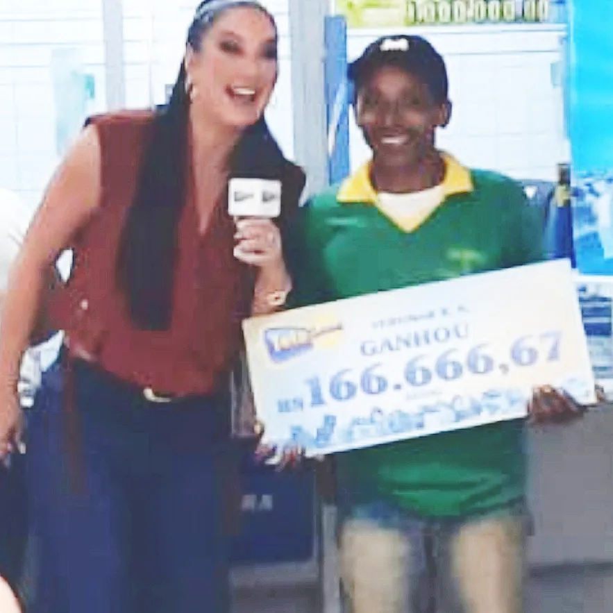 ​MORADOR DE LEOPOLDO DE BULHÕES GANHA R$ 166.666,67 NA TELE SENA E RECEBI VISITA ESPECIAL DA APRESENTADORA HELEN GANZAROLLI DO SBT